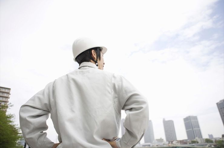 周りを見渡す男性